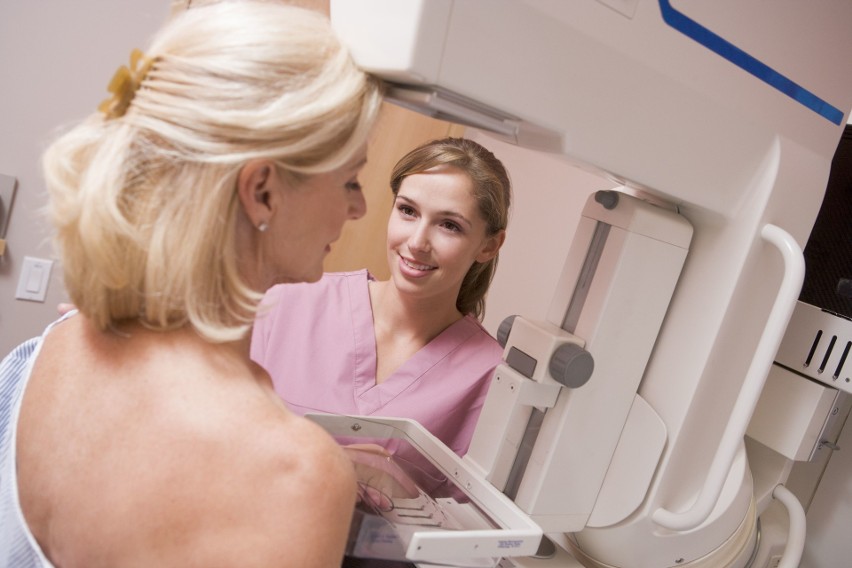 Mammografia jest badaniem radiologicznym, podczas którego...