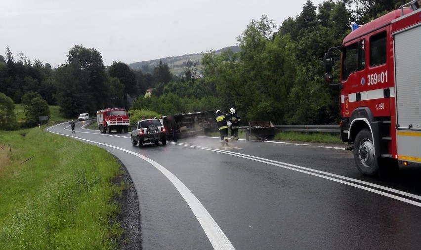 Na drodze krajowej nr 28 koło Birczy kierowca nissana z przyczepką przewrócił samochód [ZDJĘCIA]