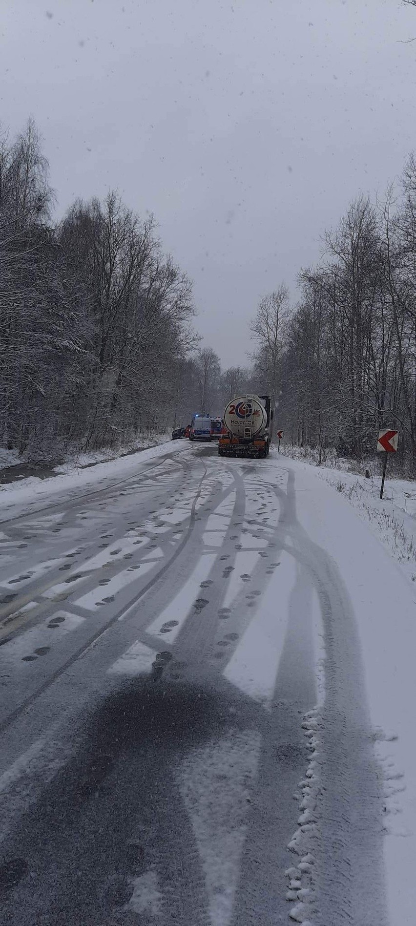 Osobowy opel będąc w poślizgu uderzył w jadącego z...