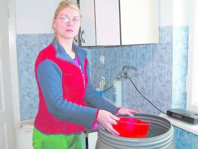 Anna Tandecka z Ponikły raz ma wodę, a raz nie. Być może skorzysta z gminnego programu i wybuduje studnię.