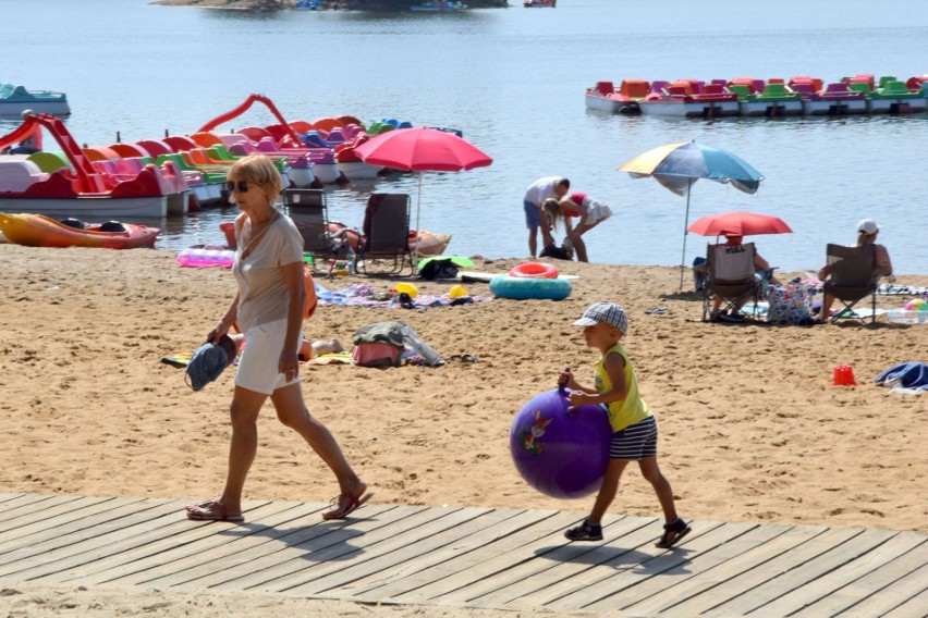Wczasowicze nad zalewem w Sielpi łapią ostatnie promienie wakacyjnego lata. Plaże nad Świętokrzyską Ibizą są pełne turystów