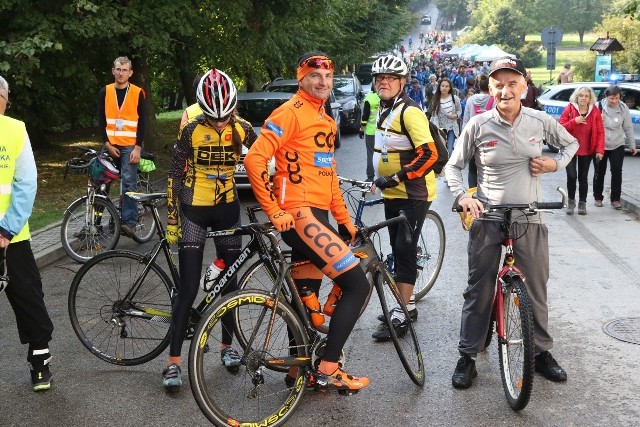 W pielgrzymce rowerowej z Kielc jechał biskup pomocniczy diecezji kieleckiej, Marian Florczyk. Towarzyszył mu między innymi znany kolarz, olimpijczyk Tomasz Brożyna - w pomarańczowym stroju.