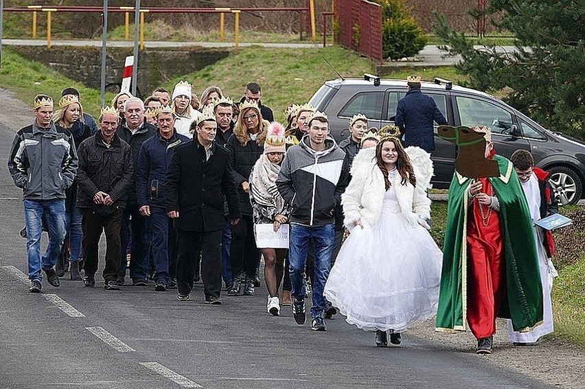 Po dotarciu orszaków zebrani wzięli udział w uroczystej Mszy...