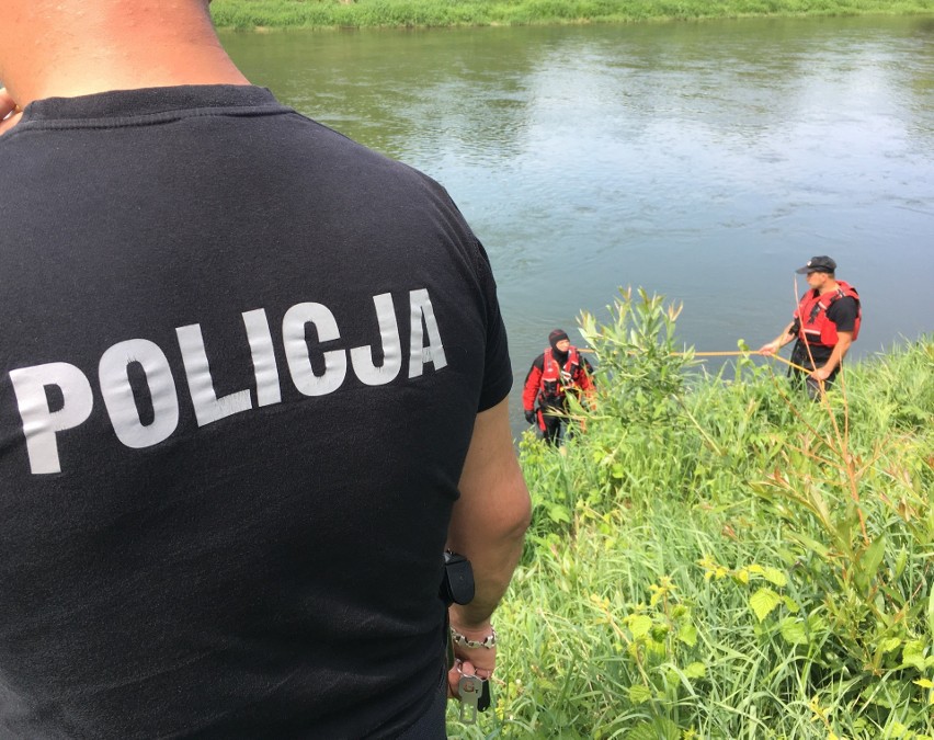 We wtorek około godz. 12, policjant po służbie idąc mostem...