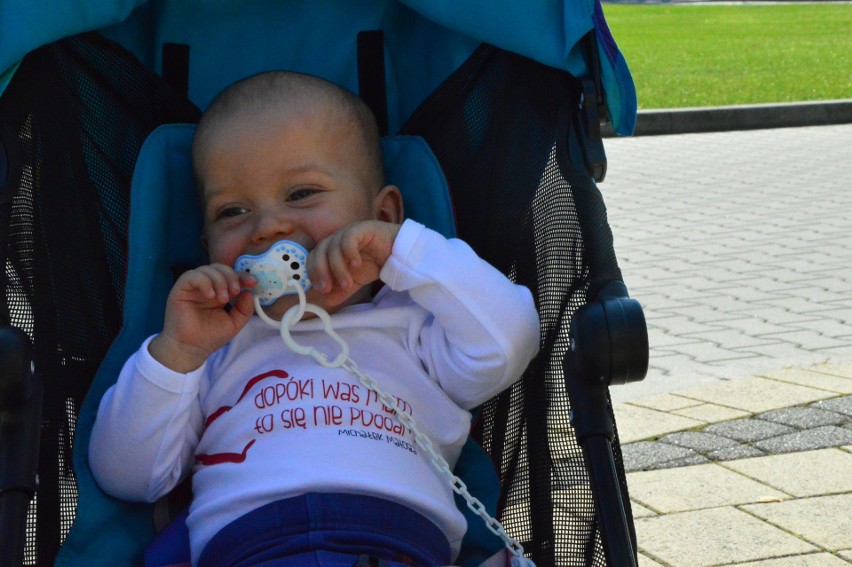 „Dopóki Was mam, to się nie poddam” - taki napis nosi na swojej koszulce mały Michał