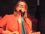 Śpiewająca dziewczyna z gitarą - Zagi na Więcborskiej Scenie Letniej. Zobaczcie zdjęcia z koncertu