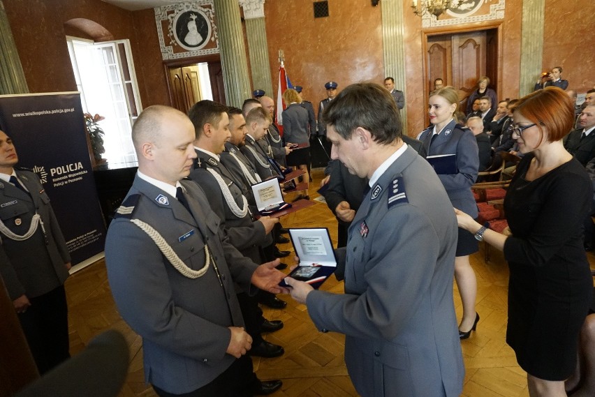 Poznań: Kryształowe Gwiazdy dla policjantów, którzy z...