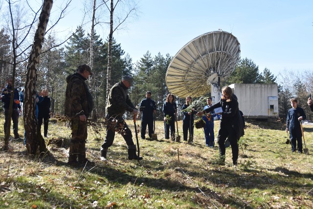 Wokół obserwatorium w Rzepienniku Biskupim posadzono w sumie 126  drzew dla upamiętnienia Mirosława Hermaszewskiego. W akcji wzięli udział m.in. studenci - uczestnicy zakończonej właśnie kolejnej symulacyjnej misji kosmicznej