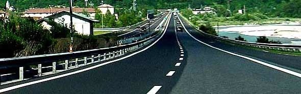 Rzeszów Wschodni &#8211; Wierzbna to ostatni odcinek autostrady, na który ogłoszono przetarg, w ramach rządowego Programu Budowy Dróg Krajowych w latach 2008 &#8211; 2012. Nz. autostrada we Włoszech.