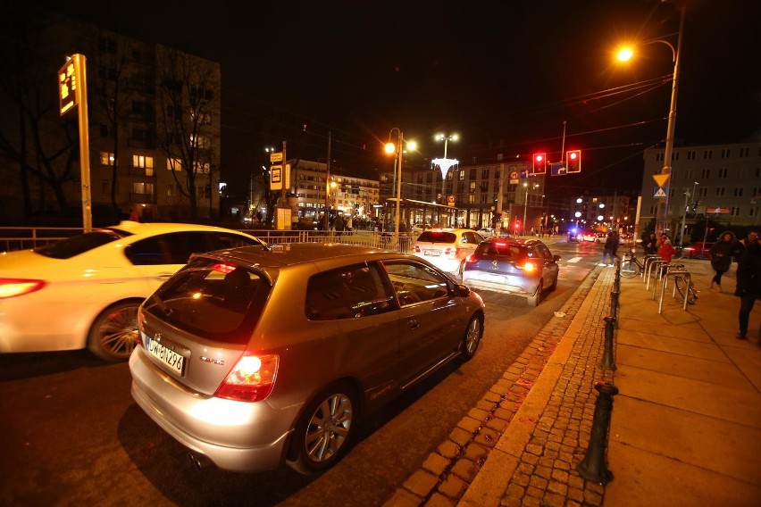 Tłumy na jarmarku bożonarodzeniowym w sobotni wieczór, korki...