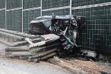 Wypadek w Szewcach na drodze krajowej numer 7. Samochód uderzył w bariery, jedna osoba w szpitalu (ZDJĘCIA)