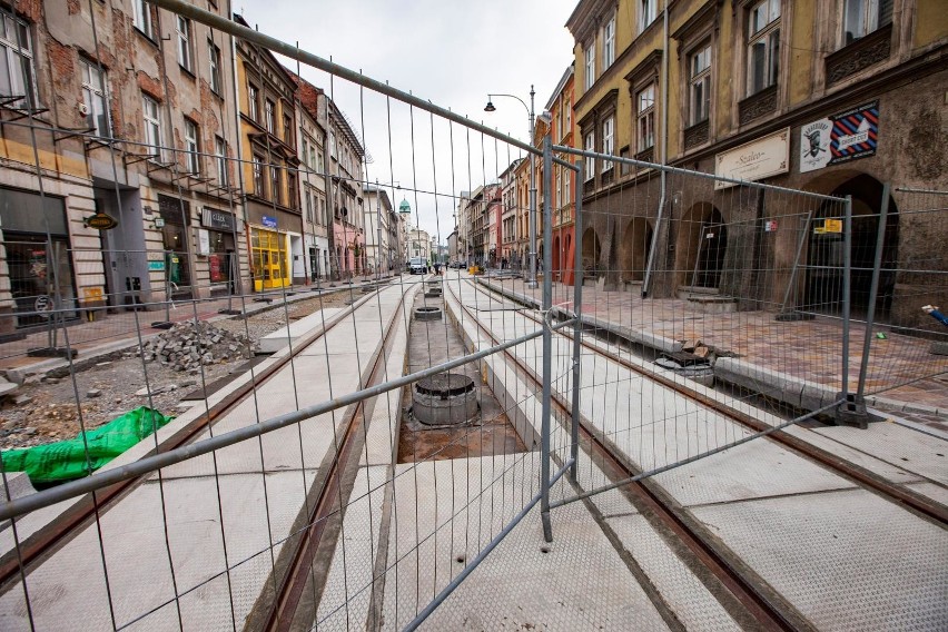 Kraków. Kolejne problemy z przebudową ulicy Krakowskiej. Zrywają betonowe płyty, bo je źle ułożyli [ZDJĘCIA]