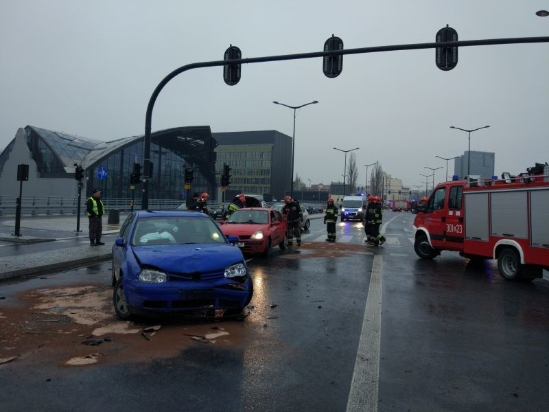 Uwaga na marznący deszcz! Bardzo śliskie drogi i chodniki. Przy dworcu Fabrycznym zderzyły się 24 samochody!