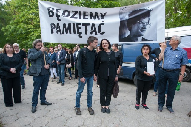14 maja 2018. Cmentarz Srebrzysko w Gdańsku. Protest przeciwko ekshumacji szczątków Arama Rybickiego
