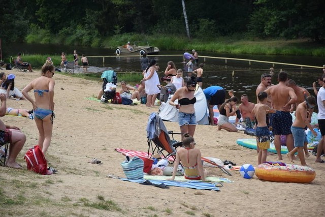 Zalew Topornia jest popularny wśród letników. Można wypoczywać na plaży, popływać.