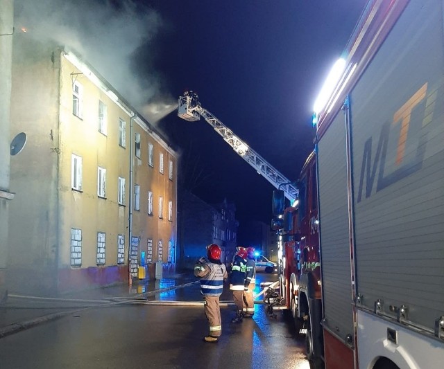 Zgłoszenie wpłynęło o godzinie 4.46. Był to pożar budynku wielorodzinnego przy ul. Ogrodowej w Słupsku. Na miejscu pracowało siedem zastępów Państwowej Straży Pożarnej oraz  OSP z Włynkowa