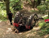 Poważny wypadek z udziałem ciągnika w Bruśniku. Pojazd, którym jechały dwie kobiety przewrócił się na leśnej drodze. W akcji śmigłowiec LPR