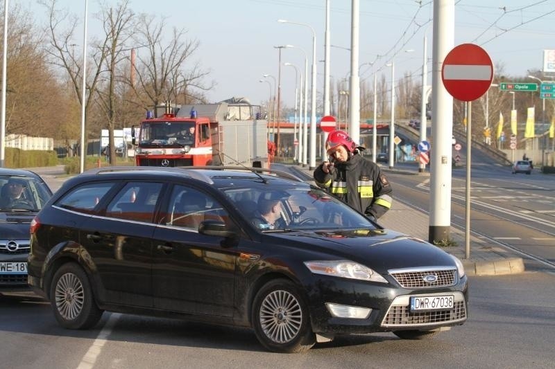 Utrudnienia na Krakowskiej. Strażacy usuwali plamę oleju. Zajęte dwa pasy (FOTO)