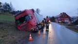 Wypadki w Krynicy- Zdroju. Samochód ciężarowy wypadł z drogi i wpadł do rowu, są utrudnienia w ruchu 