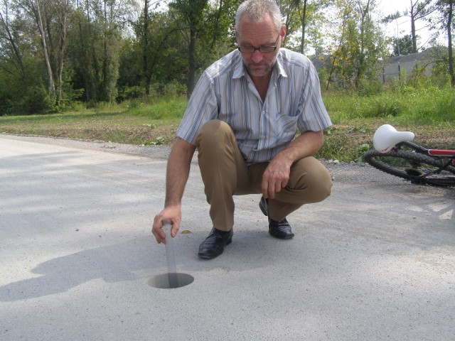 9 cm grubości ma warstwa asfaltu, który wylano przy ul. Kryształowej. 4 cm to warstwa ścieralna, a 5 to warstwa wiążąca. Zdaniem Roberta Bodaszewskiego, to wystarczająca grubość na taką drogę