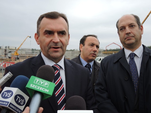 Włodzimierz Karpiński, ministra skarbu państwa i Riccardo Guariglia, ambasador Republiki Włoskiej odwiedzili budowę portu gazowego LNG.