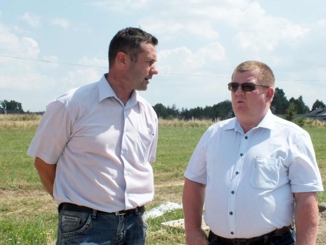 Leszek Śmigas ( z prawej) na budowie drogi z Jabłonny do Stykowa rozmawia z Jarosławem Seremakiem, kierownikiem robót.