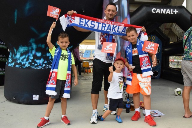 Pierwszy mecz w PKO Ekstraklasie na Stadionie Miejskim w Bielsku-Białej był wielkim świętem dla kibiców. Przeglądaj gestem lub za pomocą strzałki, by zobaczyć kolejne zdjęcie