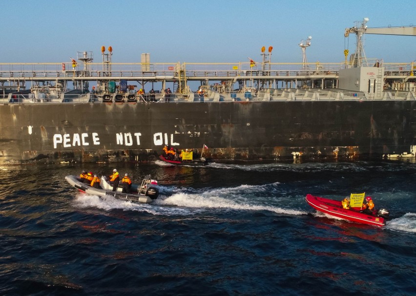 Greenpeace namalował hasło “ PEACE NOT OIL” na tankowcu, który przywiózł do Gdańska rosyjska ropę naftową