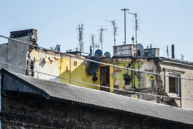 Do wybuchu na Dębcu doszło w niedzielę około godz. 8 rano. Zdarzenie miało miejsce w budynku przy ulicy 28 Czerwca przy skrzyżowaniu z ul. Czechosłowacką. Zawaliła się duża część trzypiętrowej kamienicy.