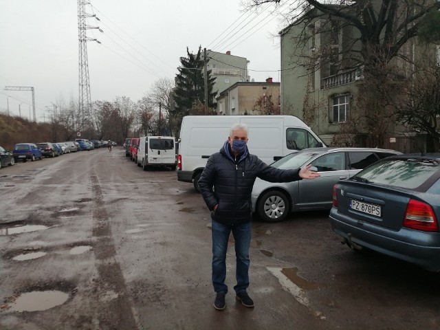 Ulica św. Wawrzyńca dziś - samochody parkują po obu jej stronach pokazuje Arkadiusz Pieprzycki