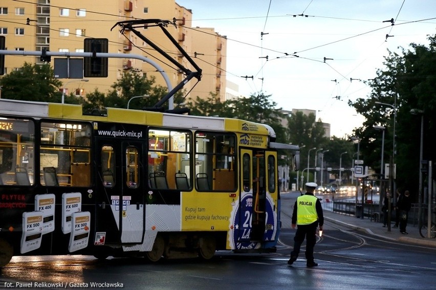 Nocny półmaraton sparaliżował miasto. Korki i zablokowane tramwaje (ZDJĘCIA)