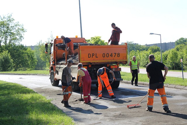 Roztopiony asfalt na ul. Bolesława Śmiałego w Głogowie w maju zasypano piaskiem.