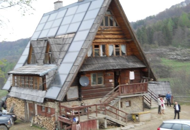 Wejdą korzystne przepisy dla  domowych elektrowniKolektory słoneczne na schronisku turystycznym w Bieszczadach.