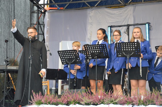 W niedzielę, 23 września miały miejsce obchody jubileuszu X-lecia ustanowienia Sanktuarium Miłosierdzia Bożego. Pogoda nieco pokrzyżowała plany organizatorom, jednak w festynie rodzinnym, mimo deszczu, udział wzięło  sporo osób. Obchody rozpoczęły się jubileuszową mszą św. Zaś na scenie u stóp świebodzińskiej figury działo się naprawdę sporo. Zaprezentowała się m. in. Świebodzińska Orkiestra Dęta. Były też pokazy, warsztaty muzyczne, konkursy, loteria fantowa. Na 20.15 zaplanowano adorację z jubileuszową posługą zespołu Vox Cordis, a na 21.00 Apel Jasnogórski i błogosławieństwo na zakończenie. 