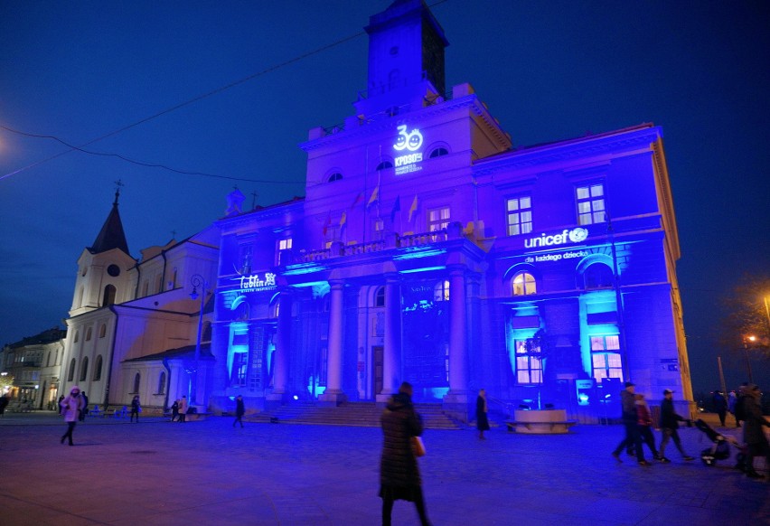 Ratusz i Arena Lublin podświetlone na niebiesko. Z jakiej okazji?
