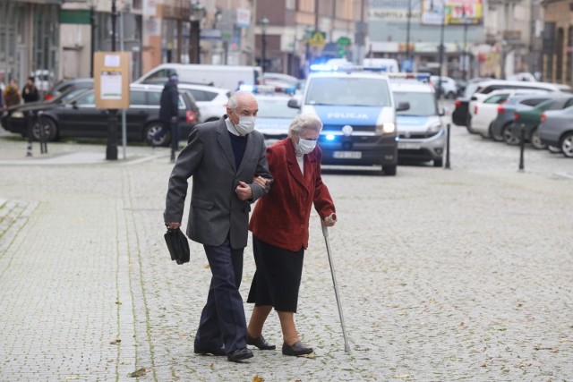 Od dziś seniorzy 70+ mogą zapisywać się na szczepienia przeciwko Covid-19.