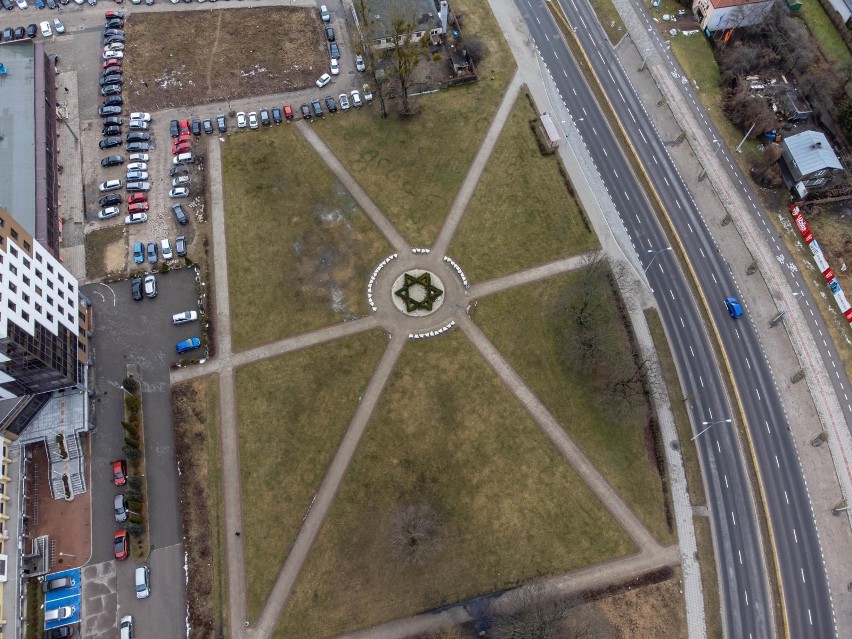 Białystok. Teren wokół ZUS, parkingi i dawny cmentarz z lotu...