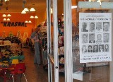 Plakaty "Tych radnych nie obsługujemy" pojawiły się w lokalnych sklepikach w Grudziądzu