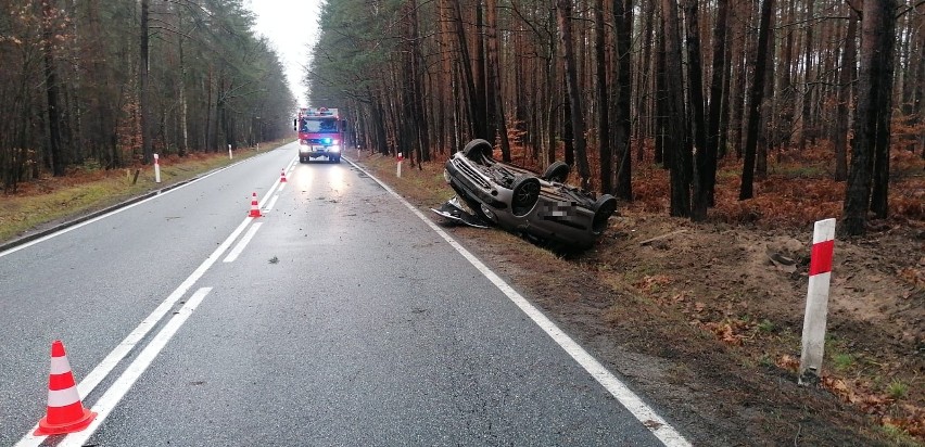 Wypadek na DK 45. Kobieta wjechała citroenem do rowu