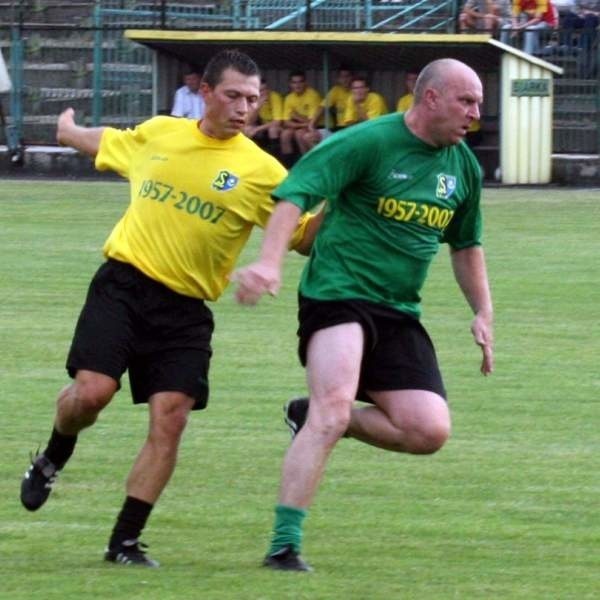 Sylwester Rączka (drugi z lewej) po 14 latach znów zagrał na tarnobrzeskim stadionie.