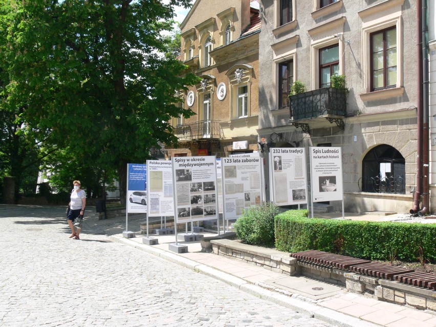 Władze Sandomierza zachęcają mieszkańców do udziału w Spisie Powszechnym. Na Rynku stanęła okolicznościowa wystawa [ZDJĘCIA]