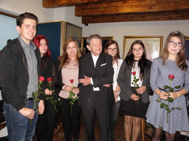 Janusz Trzebiatowski (w środku) ceni sobie kontakty z młodymi ludźmi, a laureatów Kwietniowych gości w baszcie