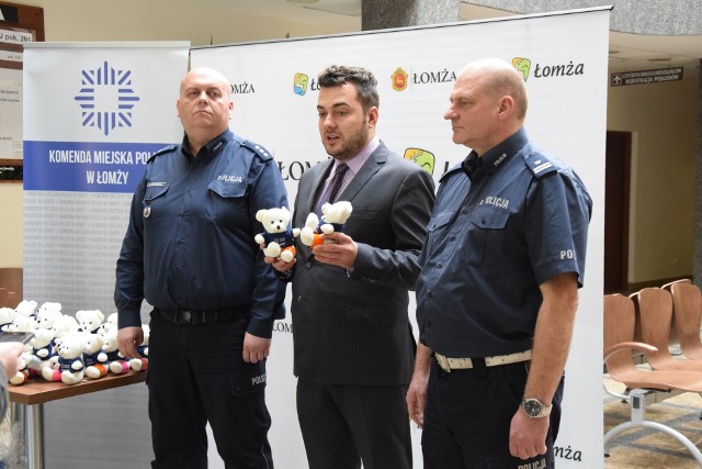 Prezydent Mariusz Chrzanowski odwiedził łomżyńskich policjantów, przekazując im 200 pluszowych maskotek