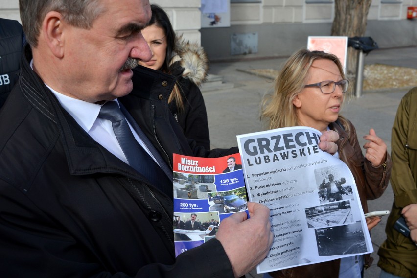 Plakaty szkalujące Wojciecha Lubawskiego na kieleckich osiedlach. Sprawę zgłasza na policję