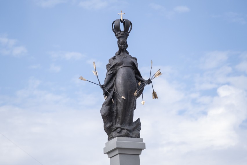 Radzymin: Figura Matki Bożej Łaskawej odsłonięta [ZDJĘCIA] 8-metrowy monument przy trasie S8 wita kierowców jadących do Warszawy