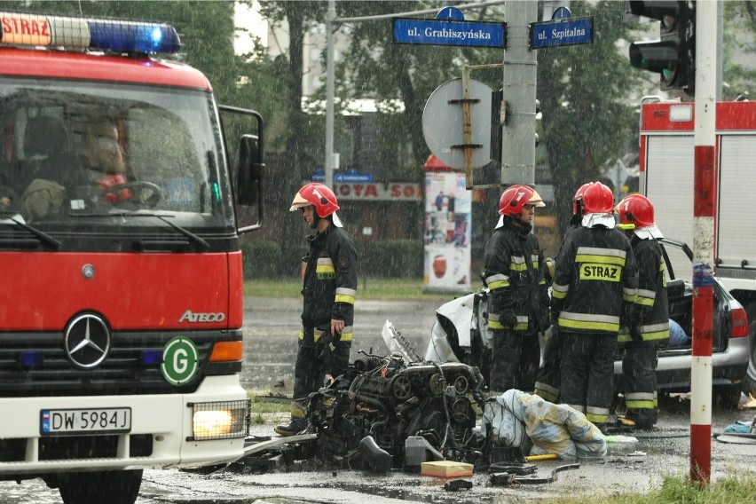 Wrocław: Wypadek na Grabiszyńskiej. 3 osoby ranne, mężczyźnie amputowano nogi (ZDJĘCIA)