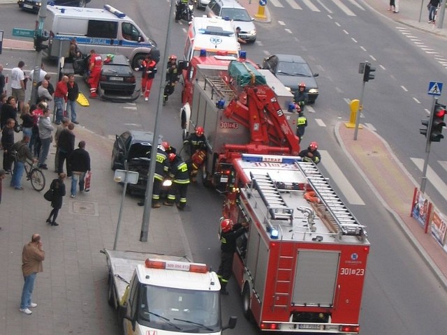 Wypadek na skrzyżowaniu Sienkiewicza i Jagienki, straż pożarna uwalniała ludzi. Wielki  korek.