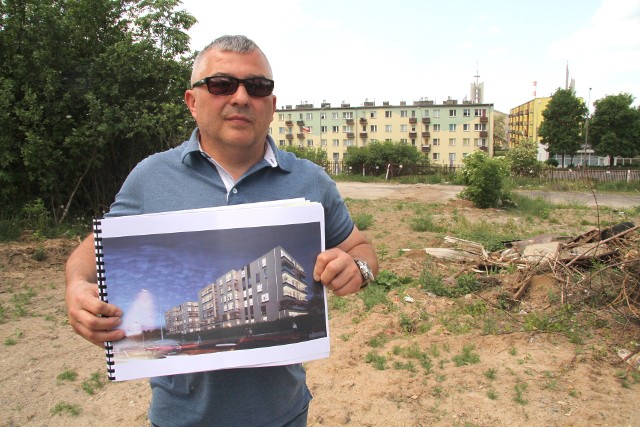 Andrzej Siłakiewicz z firmy Becher na miejscu przyszłej inwestycji.