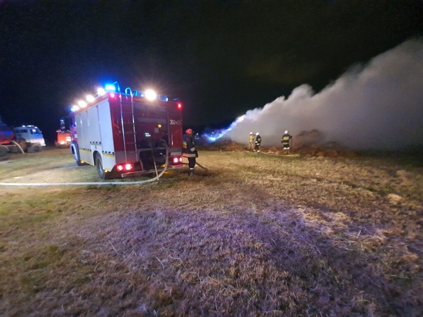 Wielki pożar słomy na terenie stadniny w Lublinie. Strażacy walczyli z ogniem przez pięć godzin