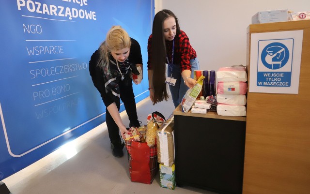 W poniedziałek radomianie cały czas przynosili dary do Kamienicy Deskurów, skąd będą przewiezione na Ukrainę.